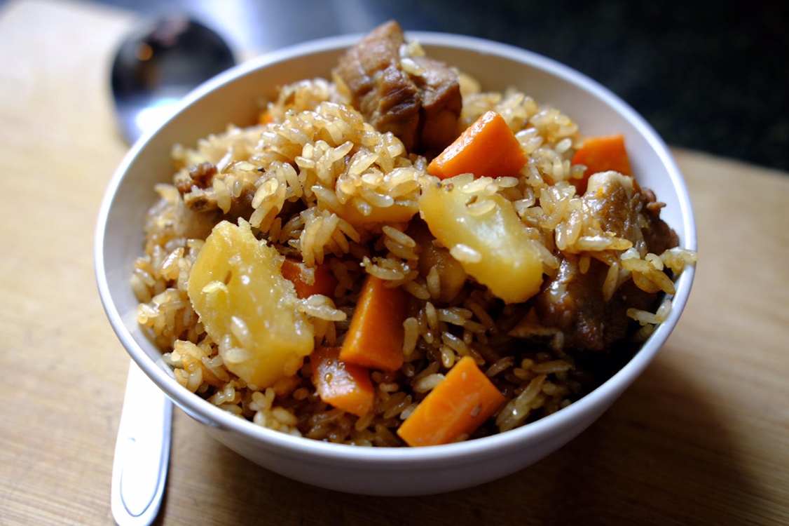 胡萝卜小排土豆焖饭的做法