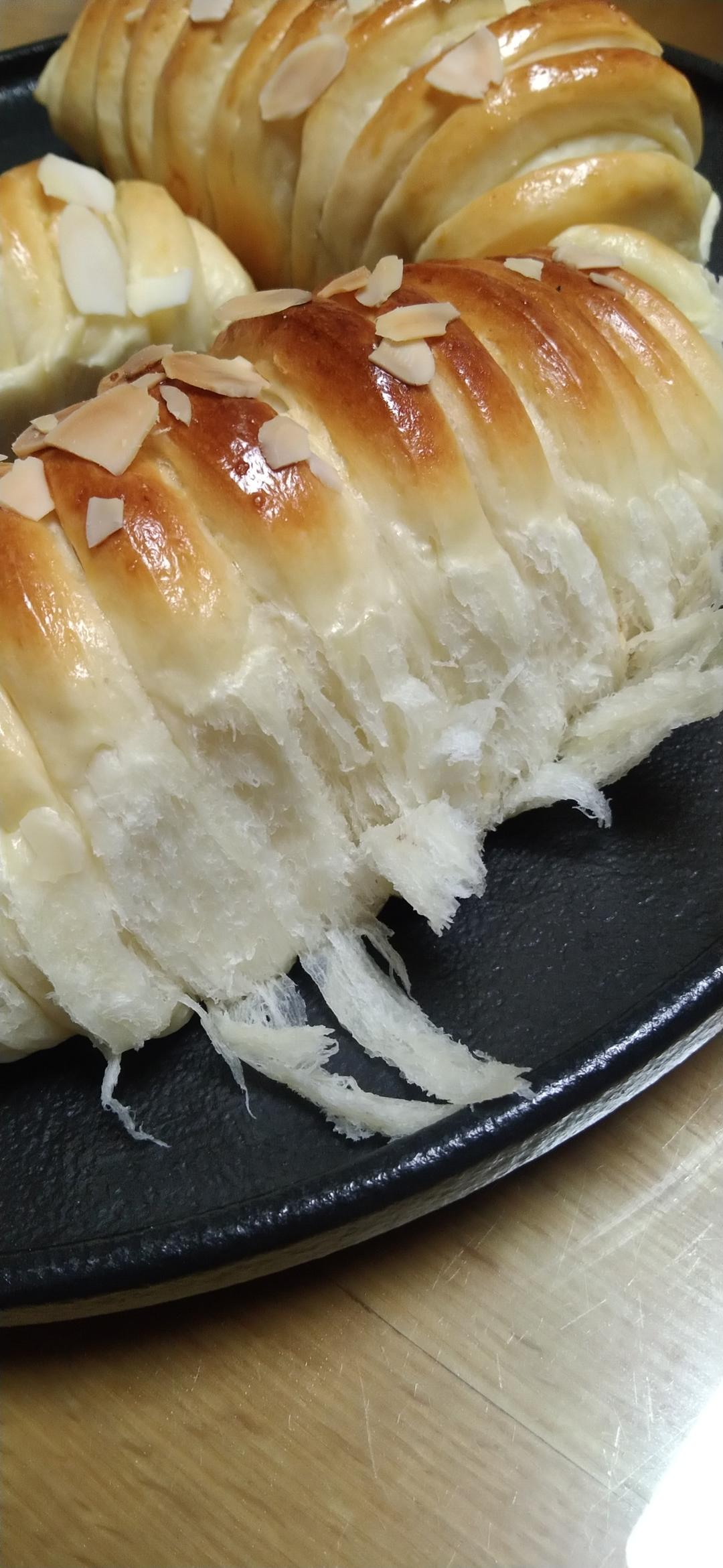 超柔软又拉丝的杏仁豆沙毛毛虫面包