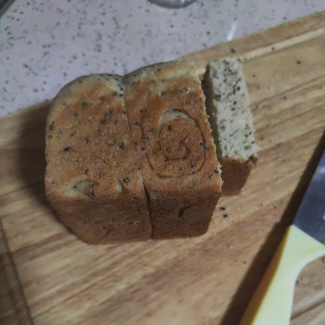 黑芝麻奇亚籽吐司