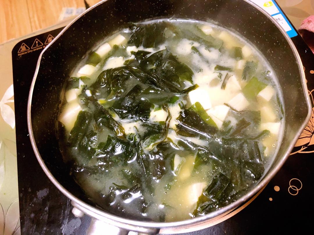 豆腐裙带菜味噌汤