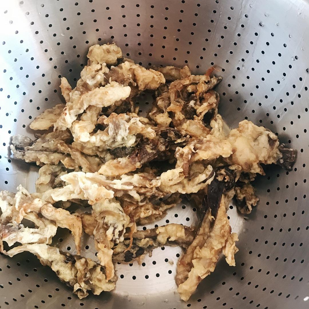 干炸蘑菇最家常做法 外酥里嫩鲜香可口 撒上椒盐竟然能吃出肉味