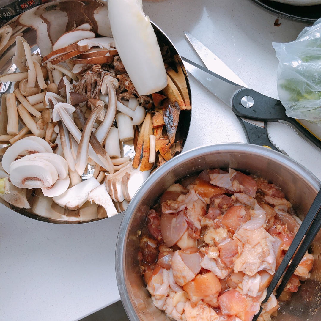 菌菇滑鸡煲仔饭+米布丁