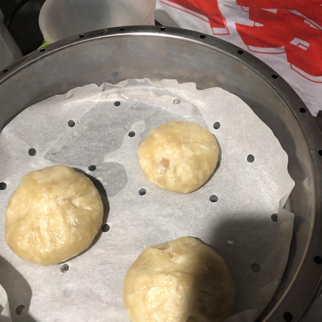 云朵般松软爆浆蜜汁叉烧包