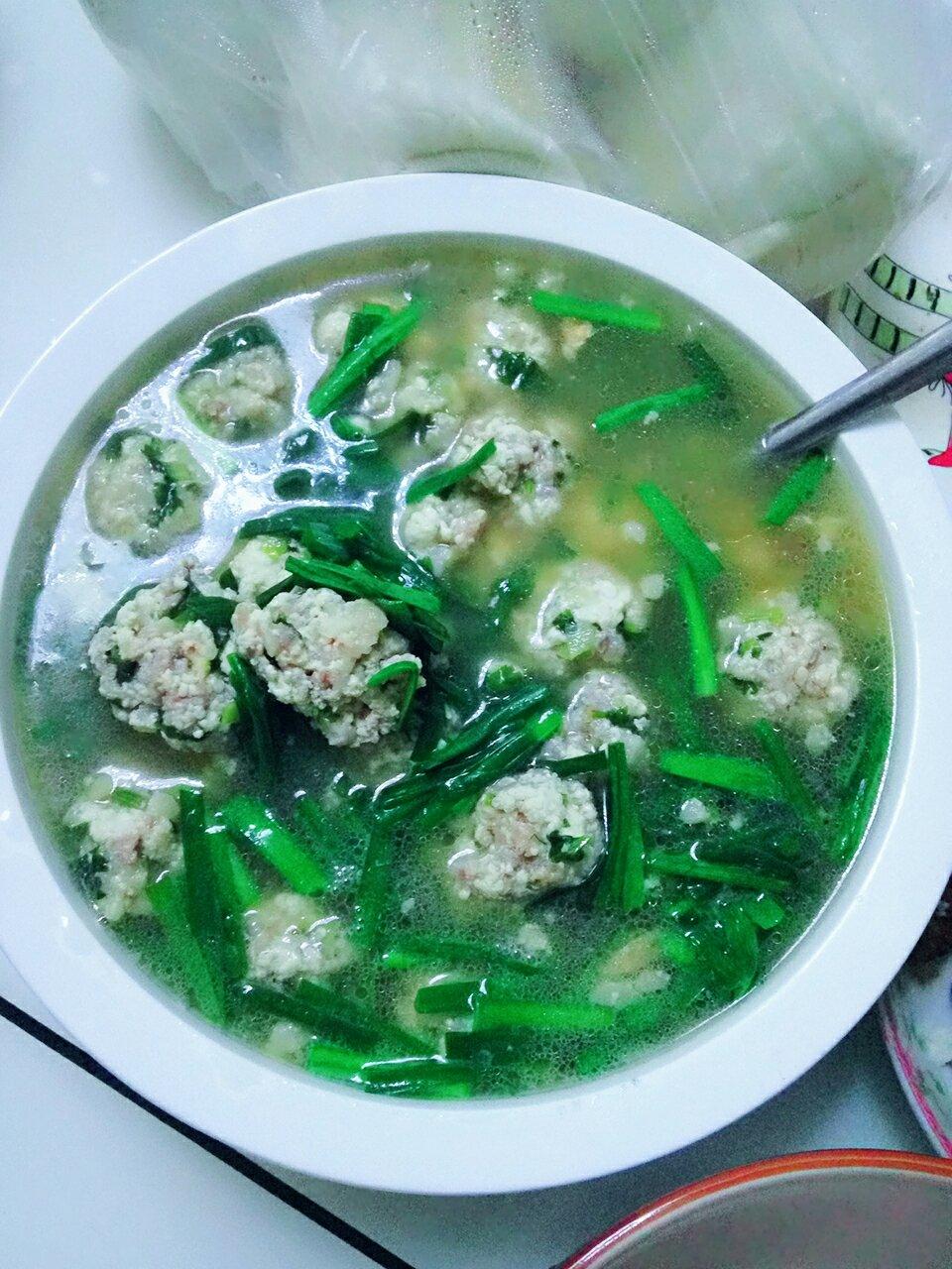 鸡毛菜丸子汤
