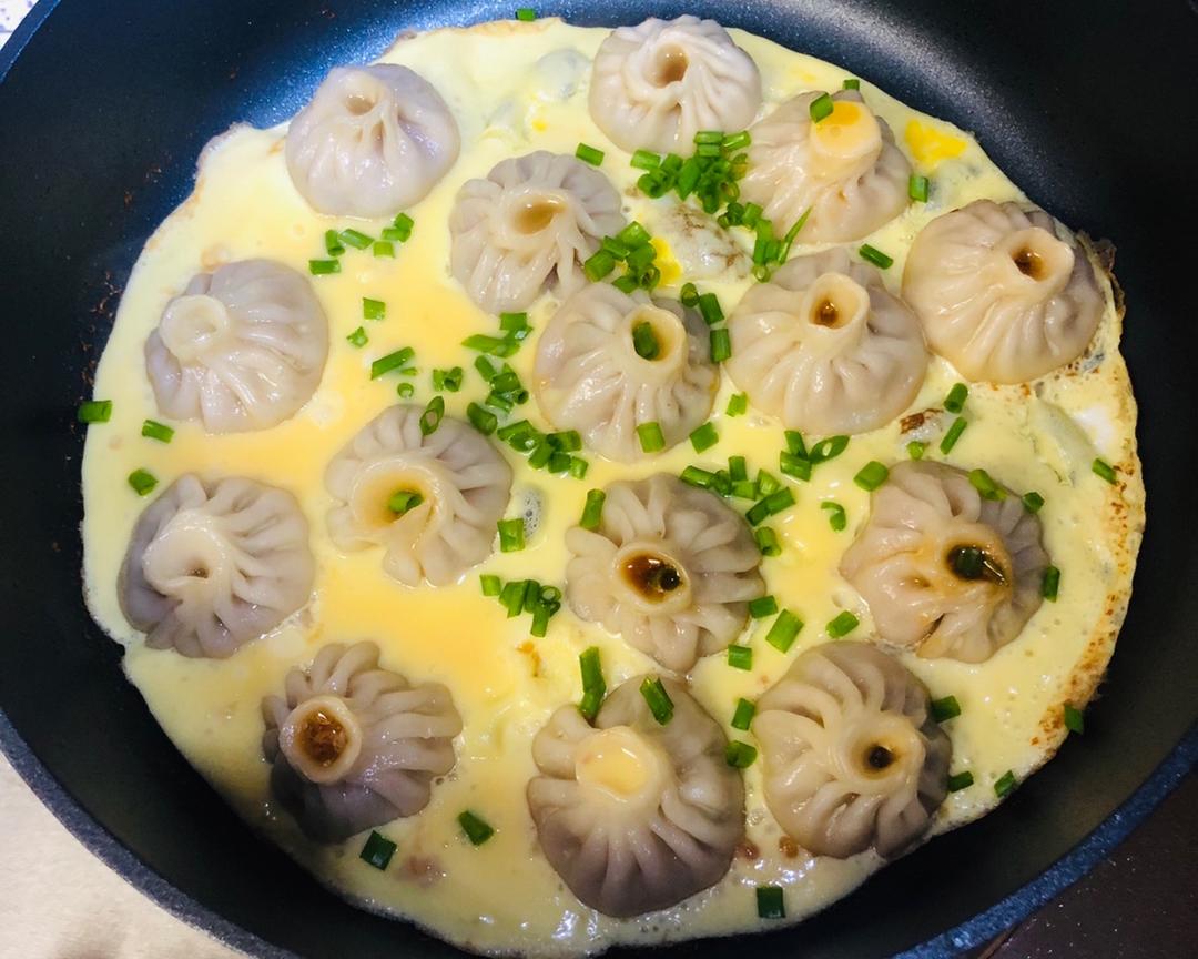 色香味俱全的快手早餐—蛋煎小笼包的做法
