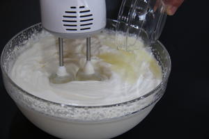 酸奶油打发小教程（清爽味）的做法 步骤5
