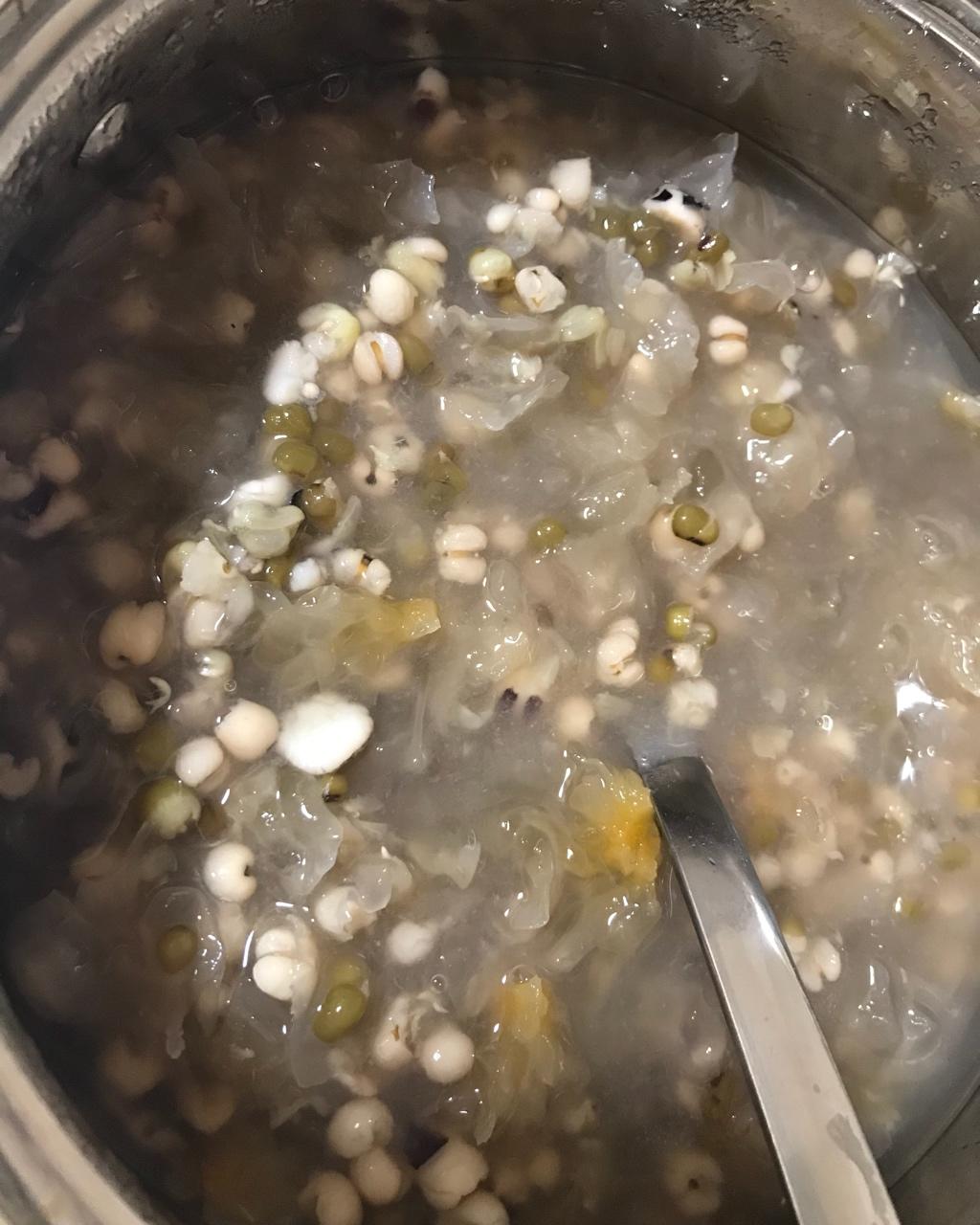 绿豆薏米雪耳冰糖水