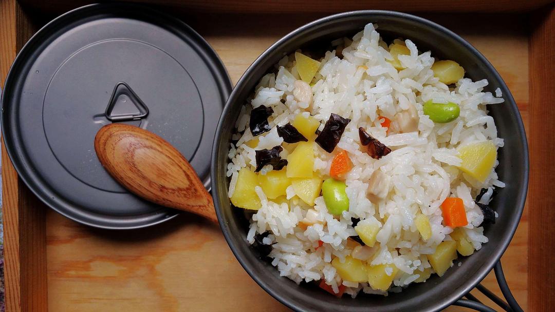 野外腐败级别的焖香饭丨模拟野外五色焖饭 · 圆满素食的做法