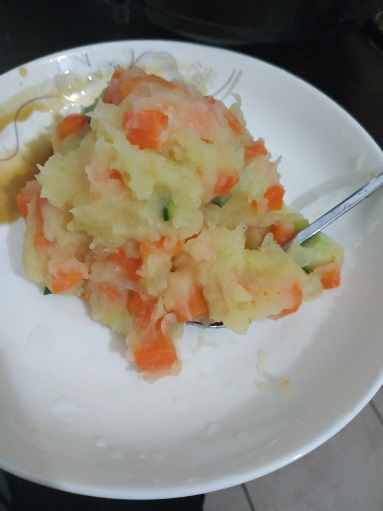 不饿肚子的我的减脂餐~超级简单快手的胡萝卜黄瓜土豆泥的做法