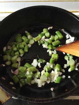 芦笋糙米蛋炒饭的做法 步骤4