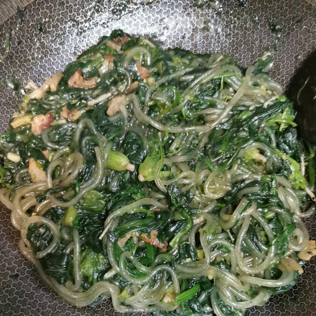 〈大根菠菜猪肉炖粉条〉，从小我家就喜欢这么吃。欣小厨 😉
