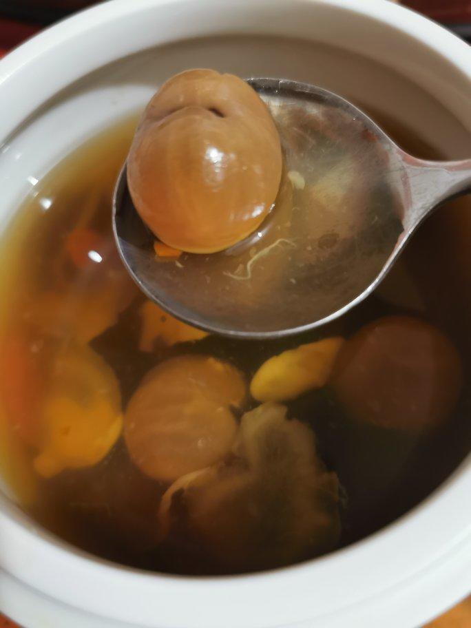 养生汤补气血：枸杞灰枣桂圆鸡蛋红糖水
