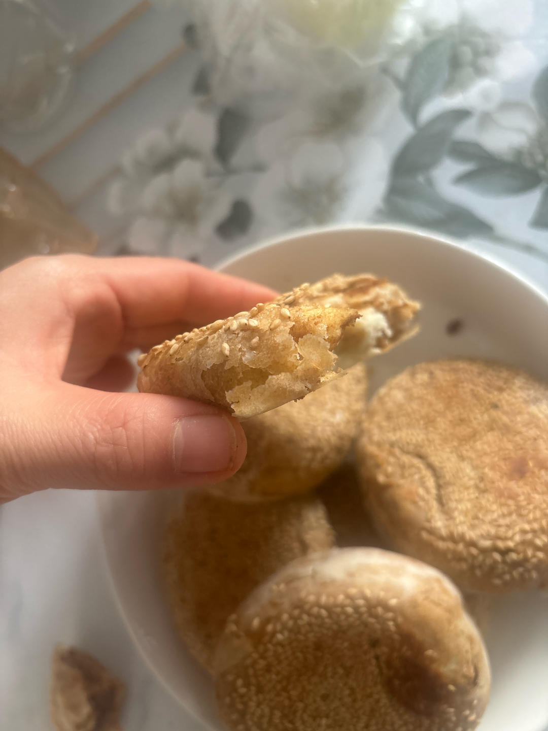 老北京麻酱烧饼，配方反复修改，又香又软酥掉渣，不发苦不发粘不用烤箱巨简单