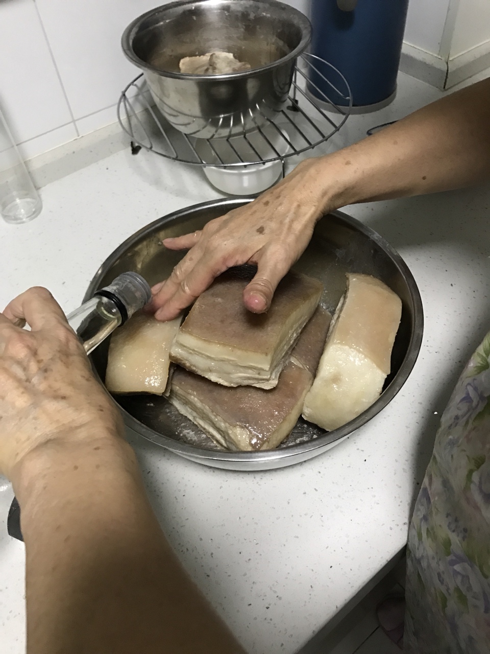 兜姥姥芋头（土豆）扣肉的做法 步骤3
