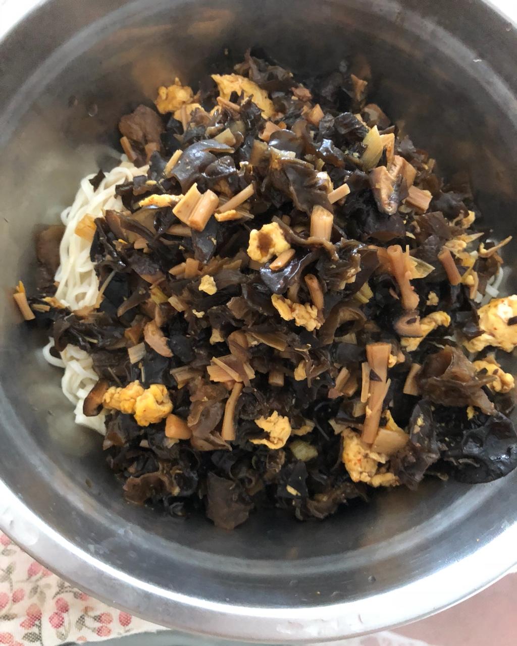木耳黄花打卤面