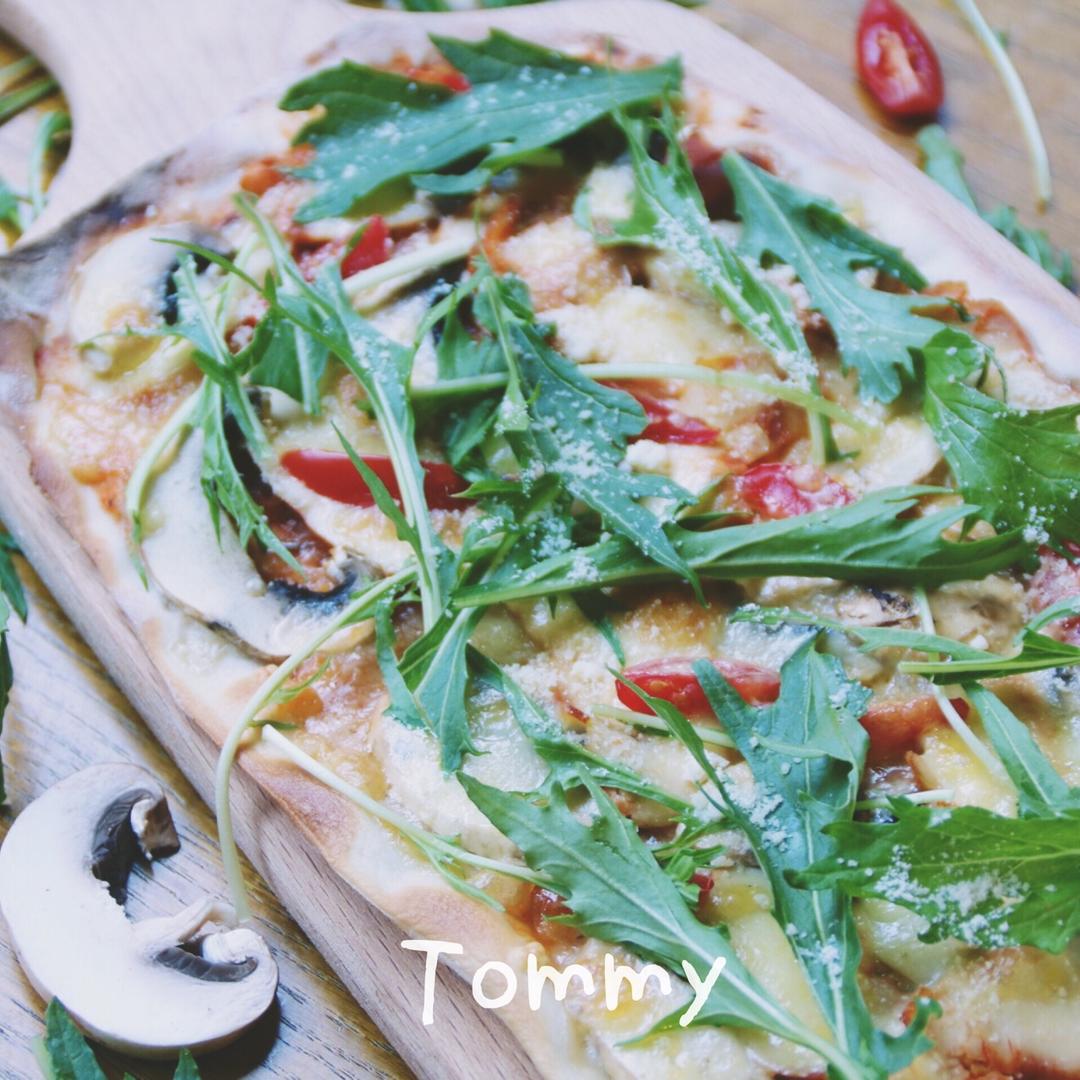 芝麻菜萨拉米薄底披萨