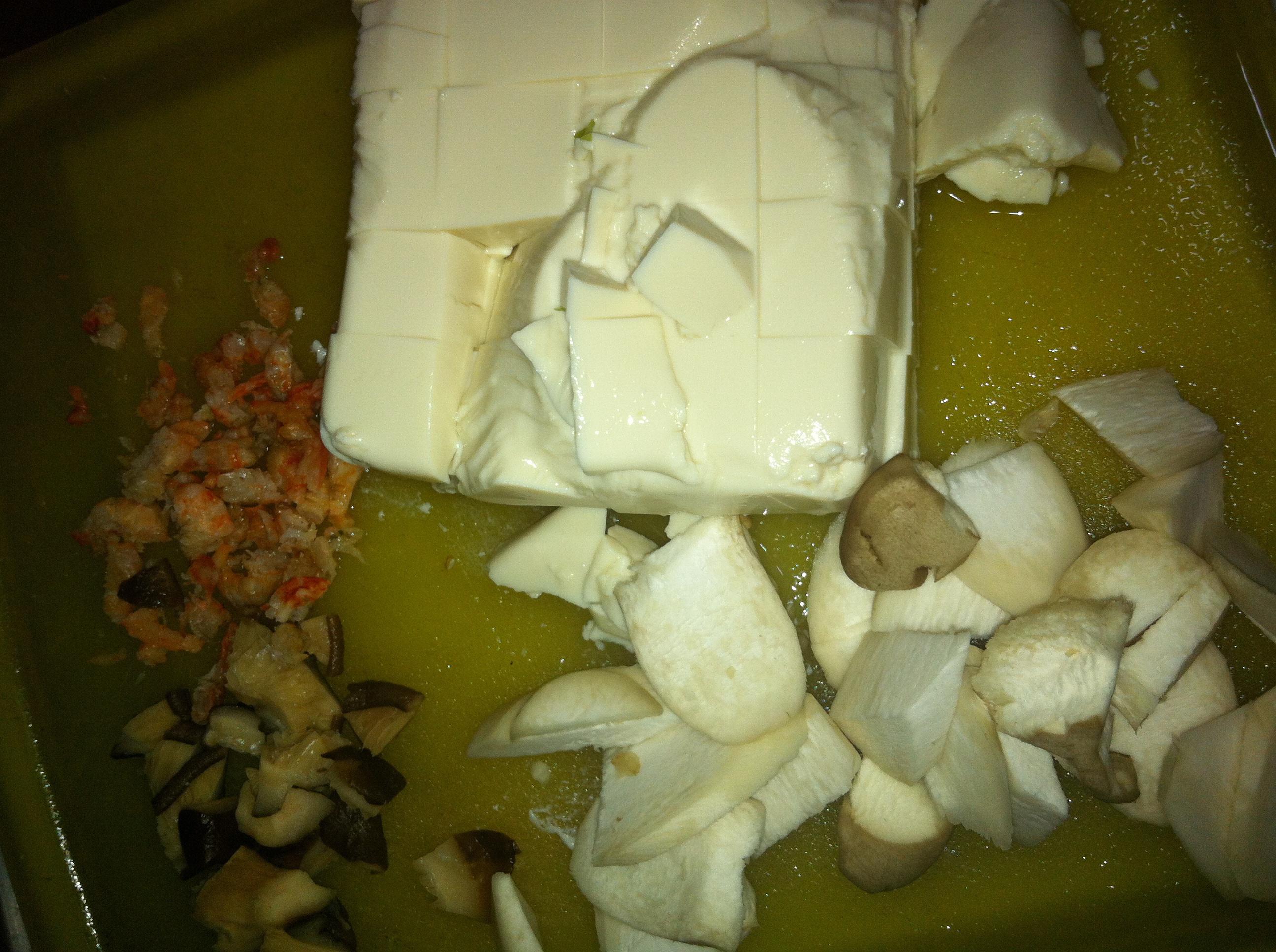 虾米菌菇煮肉汤煮木棉豆腐的做法 步骤1
