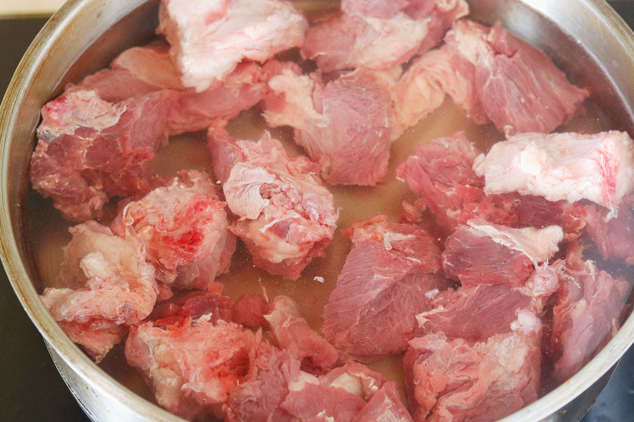 红烧牛肉土豆￨秘制美食的做法 步骤1