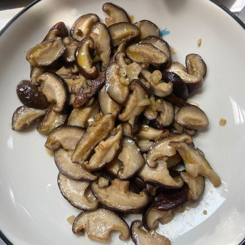 分享一个香菇好吃的做法，不用烧鸡不用炖汤，简单炒一炒，真香