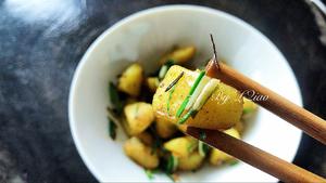 野葱香煎小土豆的做法 步骤13