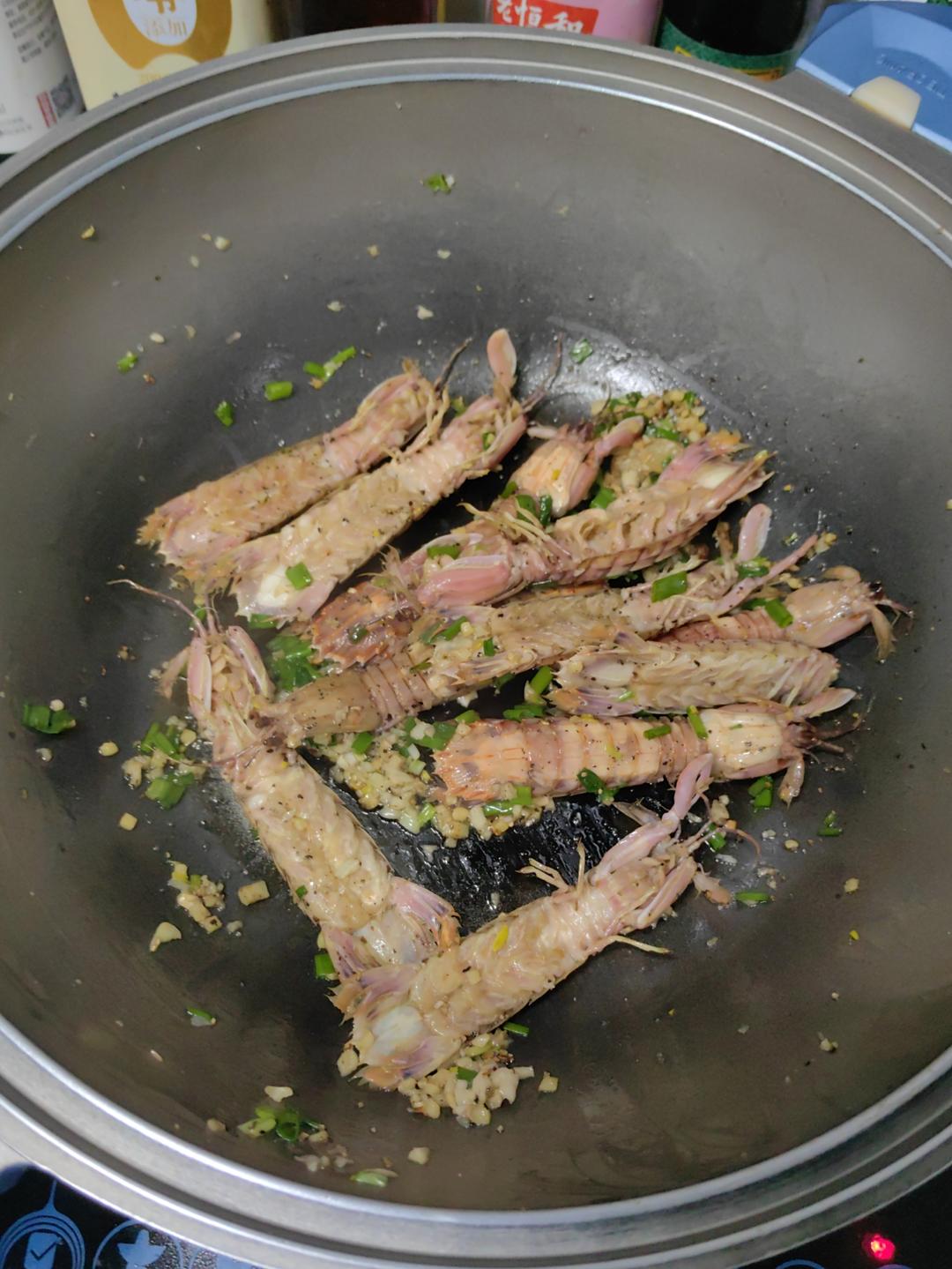 无油炸版的椒盐皮皮虾和巧拨虾壳的方法