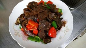 青红椒炒卤牛肉的做法 步骤3