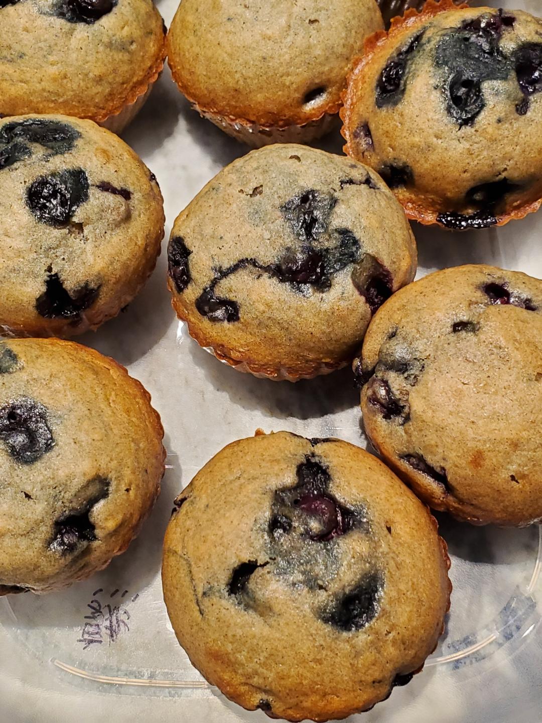 准备祖传的香蕉蓝莓玛芬蛋糕