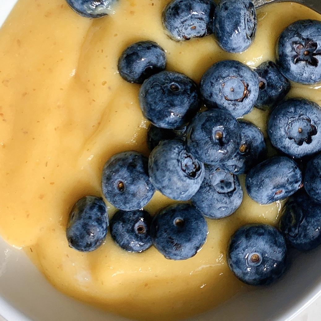超满足！奶香浓郁的蓝莓芒果米布丁