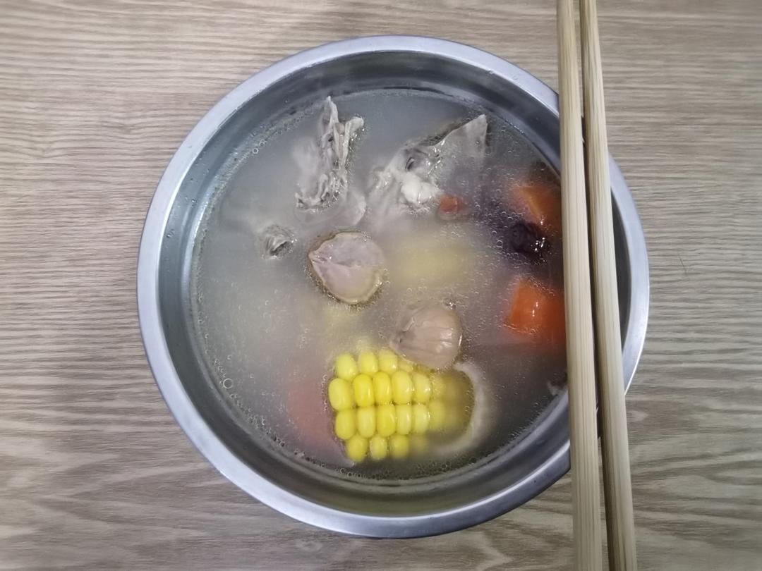 秋日靓汤-红萝卜玉米板栗鸡汤