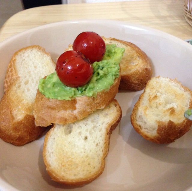 风味鳄梨酱配面包