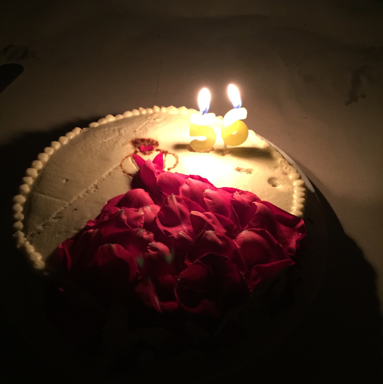玫瑰花瓣生日蛋糕