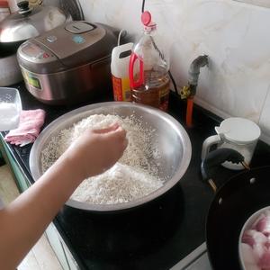 简单的广式咸蛋肉粽子的做法 步骤2
