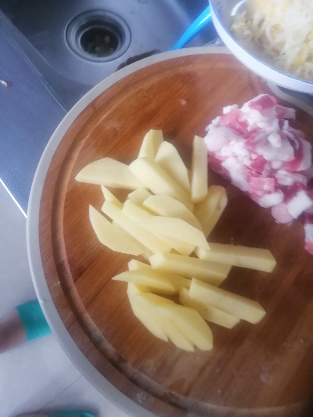 超级下饭的酸菜土豆条的做法 步骤4