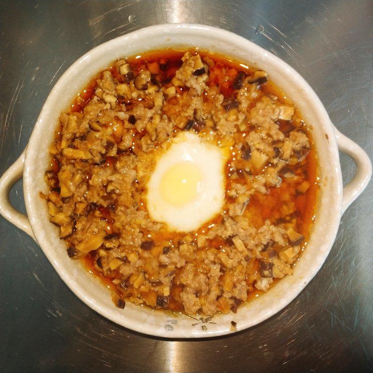 藕丁肉饼蒸咸蛋
