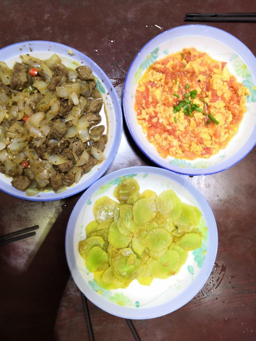 孜然洋葱炒牛肉粒