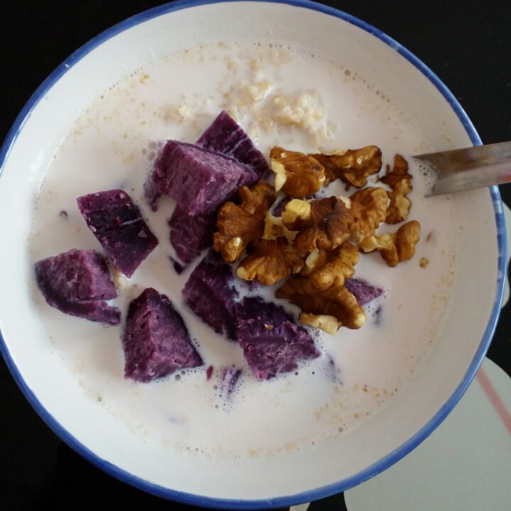 晓玉-妈妈做的牛奶燕麦紫薯粥