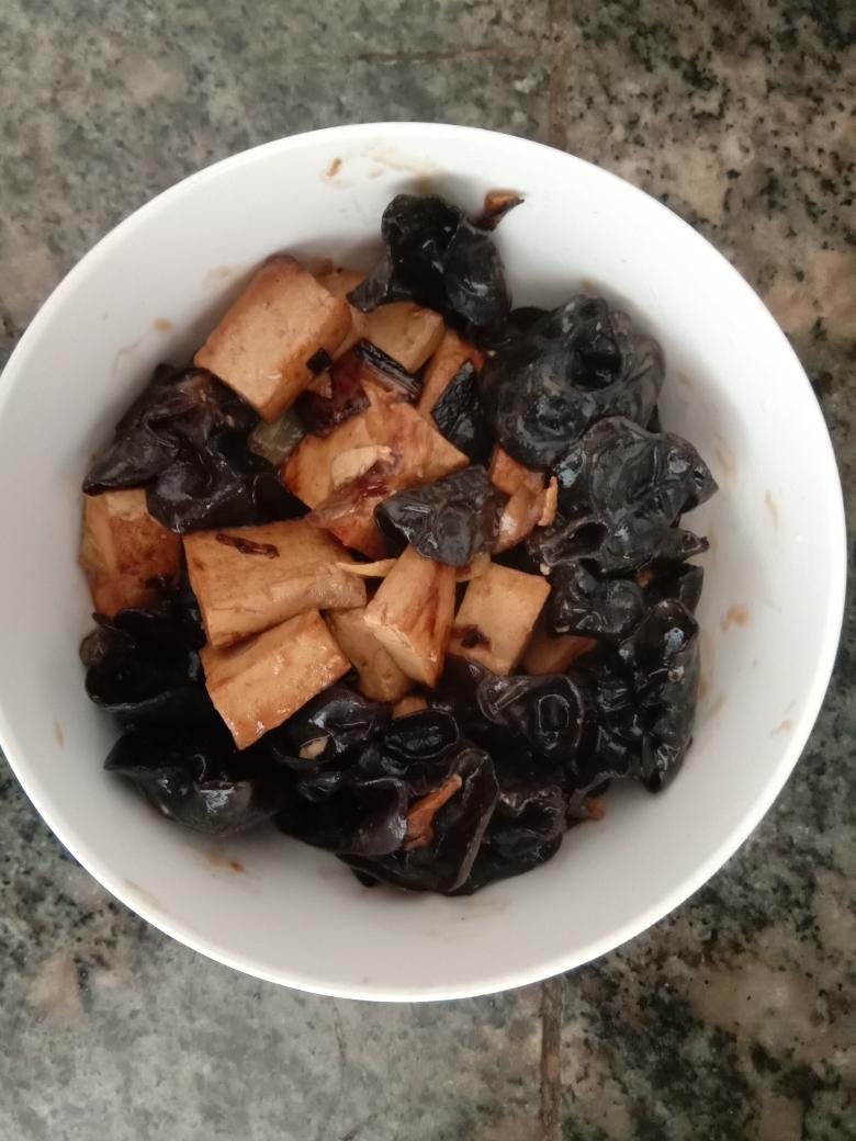 ☞/木耳炒豆腐🍡的做法
