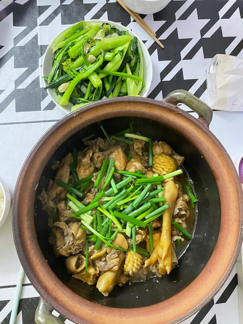 【鲍鱼花螺鸡煲】还是广东人最会吃鸡，鲍鱼花螺只能当配角！