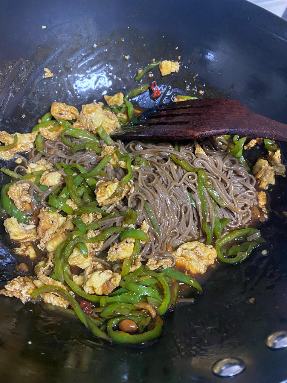 低脂好吃的青椒鸡蛋荞麦面
