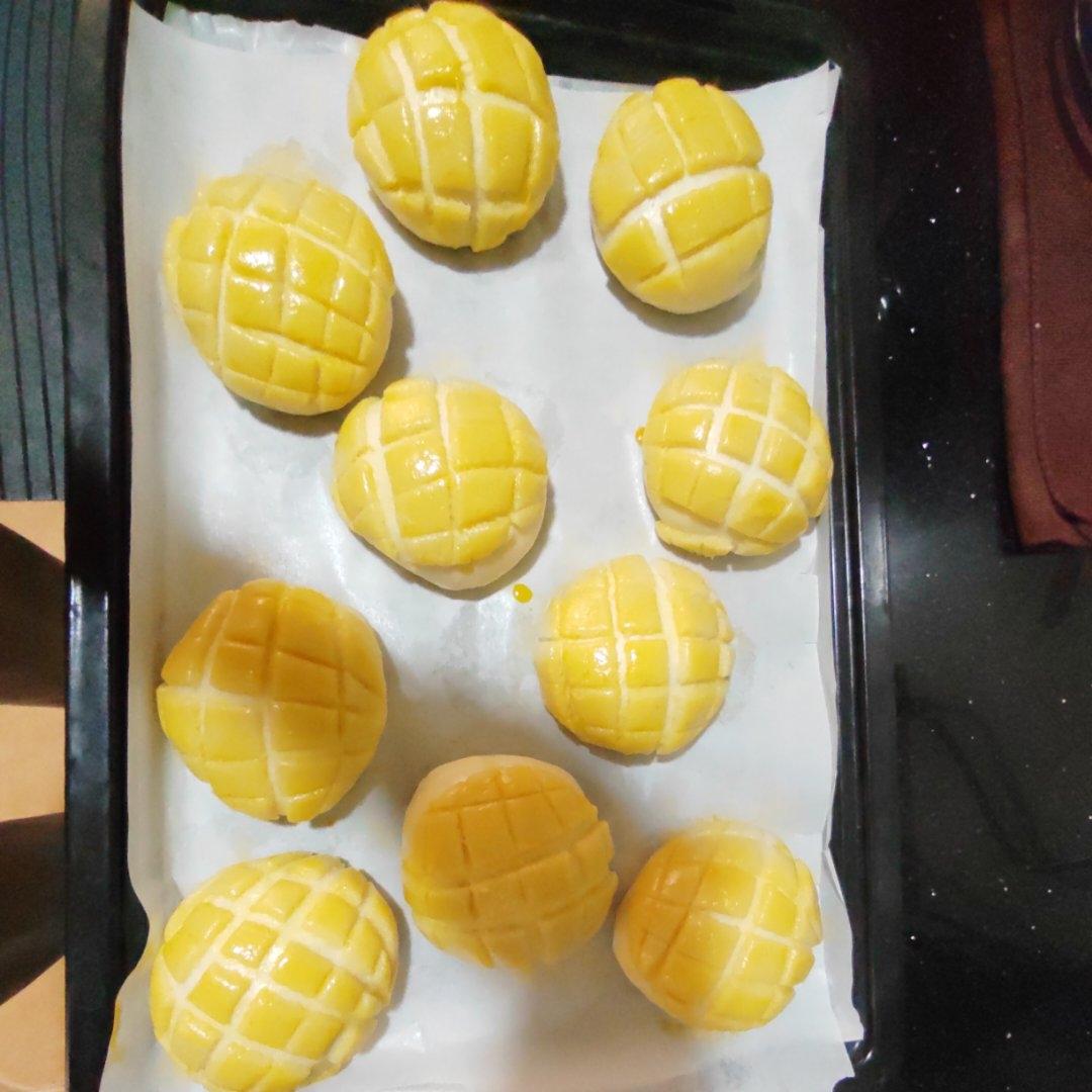 好吃到炸裂的港式菠萝包（附带制作酥皮的小视频）