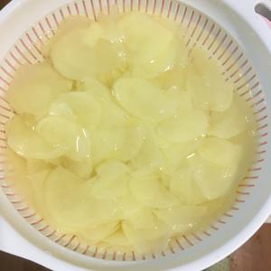 胡萝卜土豆片炒尖椒（痛风患者可以放心吃）的做法 步骤3