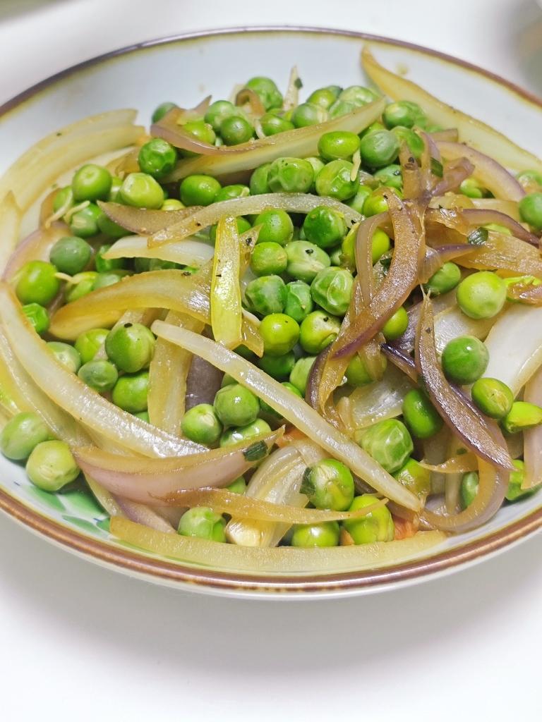 洋葱烩青豆