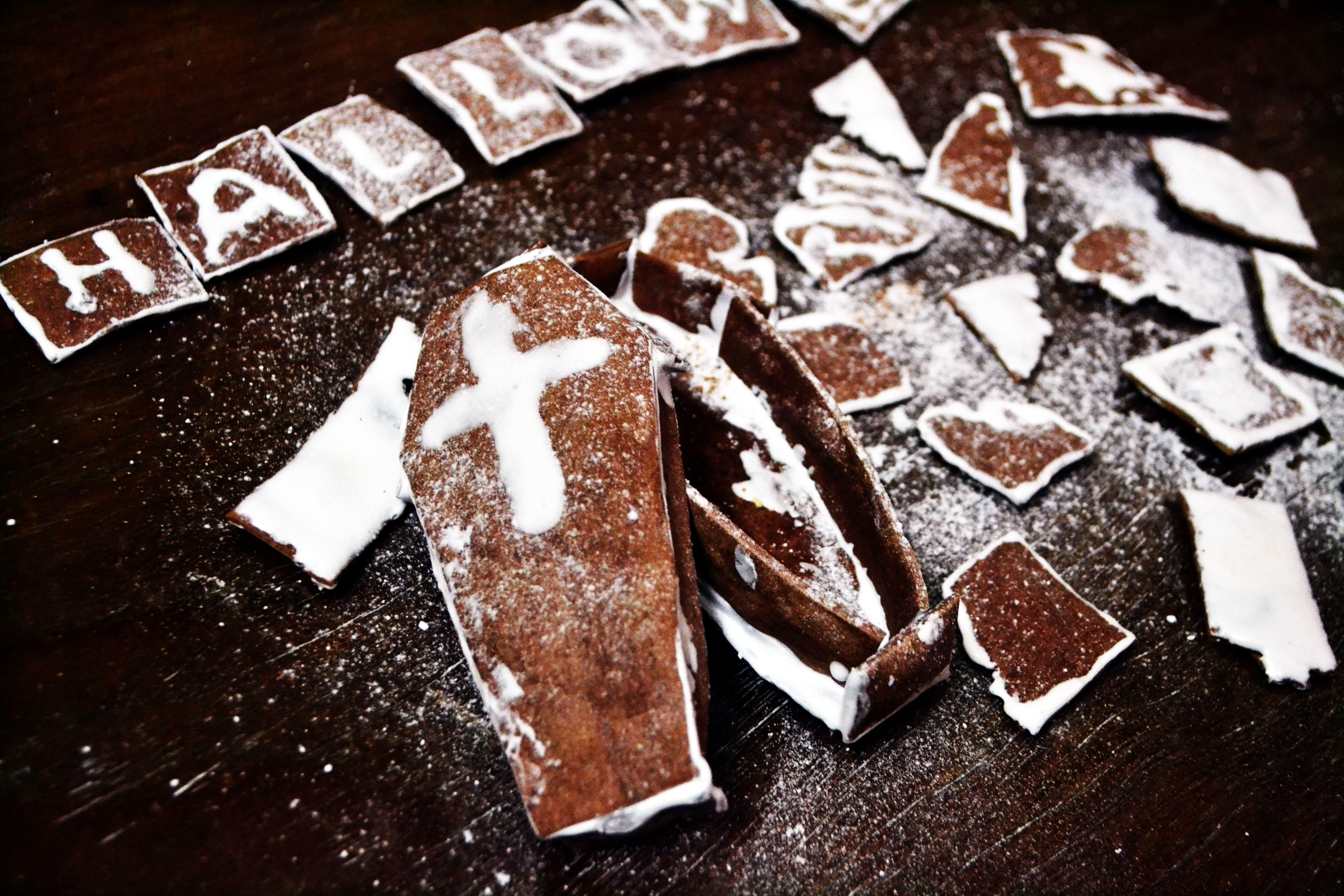 【万圣节】雪地中的灵柩（巧克力饼干+皇家糖霜）的做法