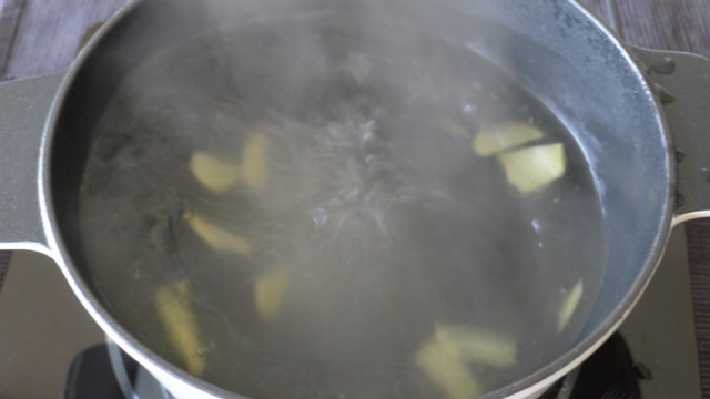 椰汁泉水土鸡锅的做法 步骤2