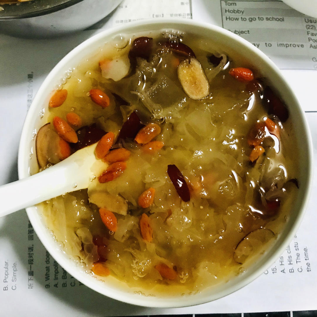 冰糖银耳红枣汤