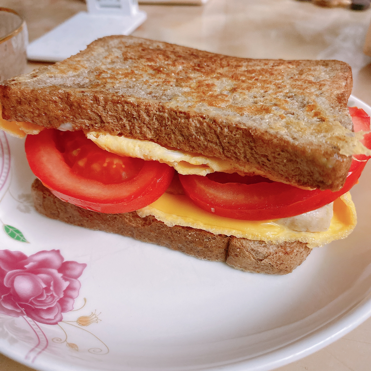 早餐丨爆浆牛油果培根蛋包吐司丨挂耳咖啡☕