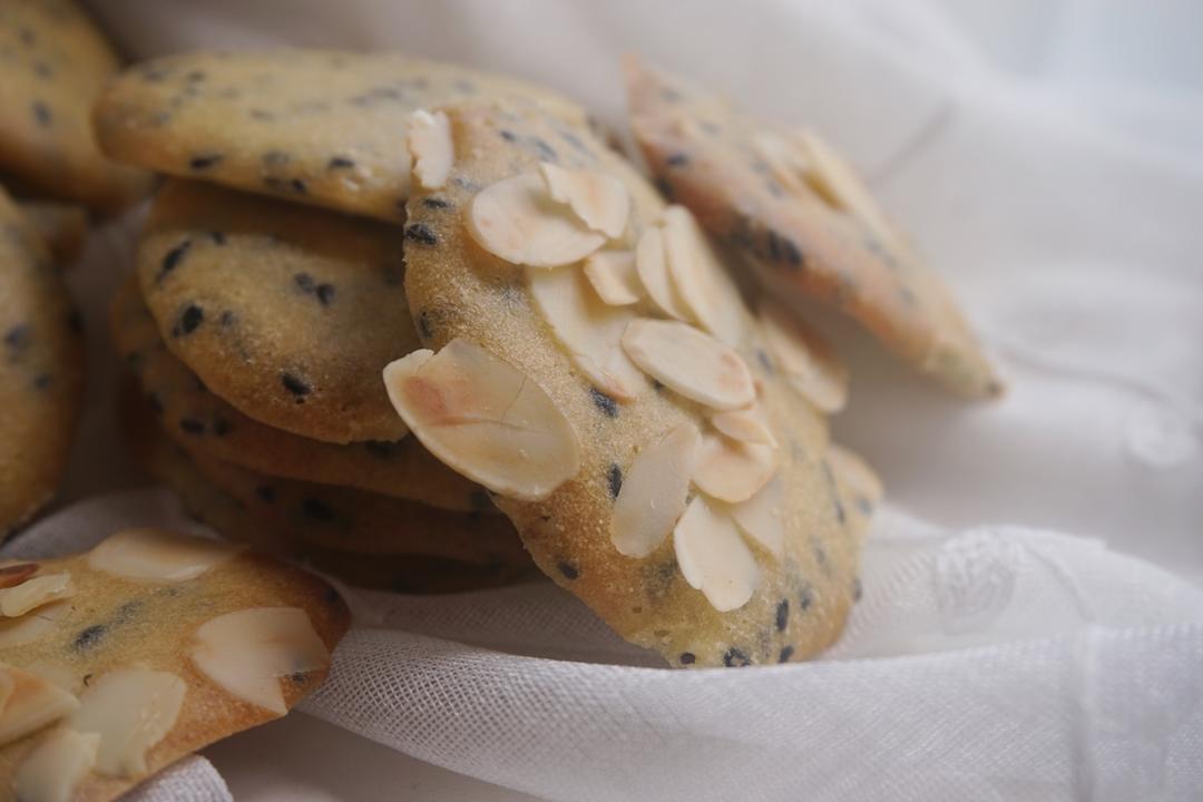 小时候的味道 — 芝麻鸡蛋薄脆饼干