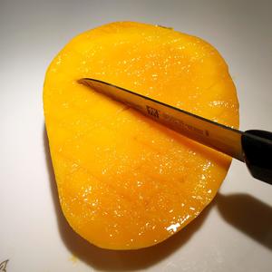 巧切芒果花的做法 步骤5