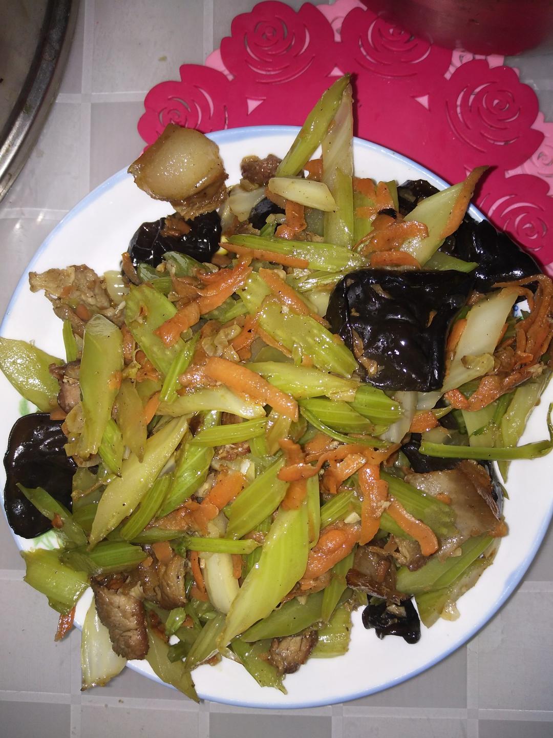 芹菜木耳炒肉丝
