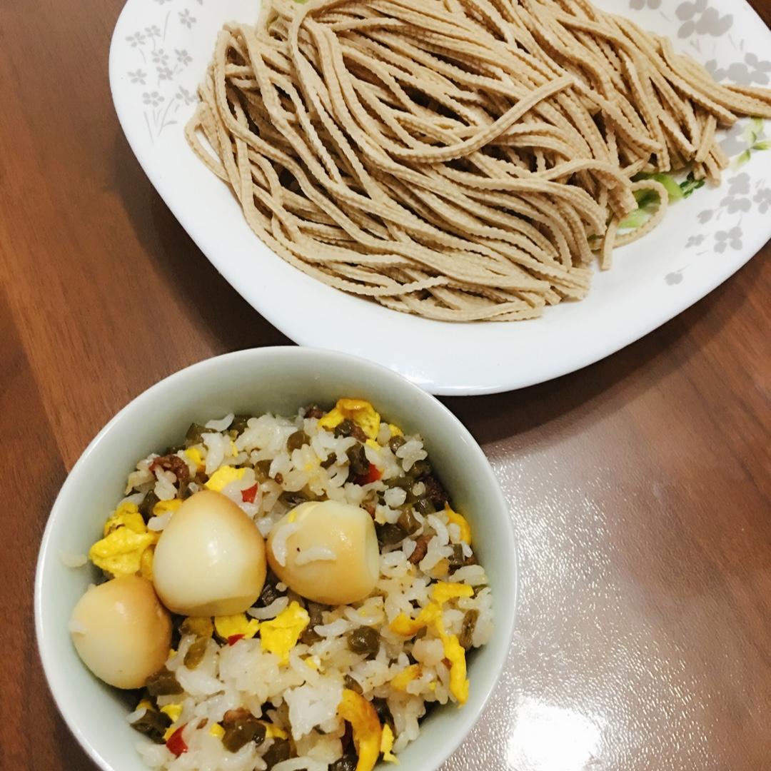 酸豆角酱油炒饭